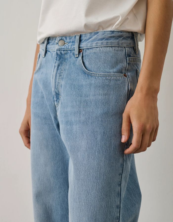 Jean Harrison Bleu Clair Soeur en denim de coton recyclé, coupe droite, boutonnière, poches avant.