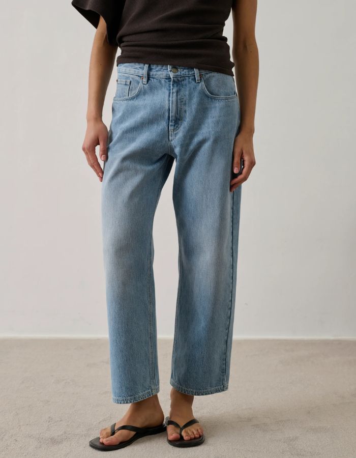 Jean Harrison Bleu Clair Soeur en denim de coton biologique recyclé, coupe droite, poches et braguette boutonnée.