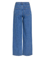 Vue de dos du Jean large pour femme de couleur bleu moyen Medium Blue Denim, modèle Reya de la marque Vila. Présente une taille haute ajustée et des jambes amples fluides (coupe Frida), avec une fermeture par zip.