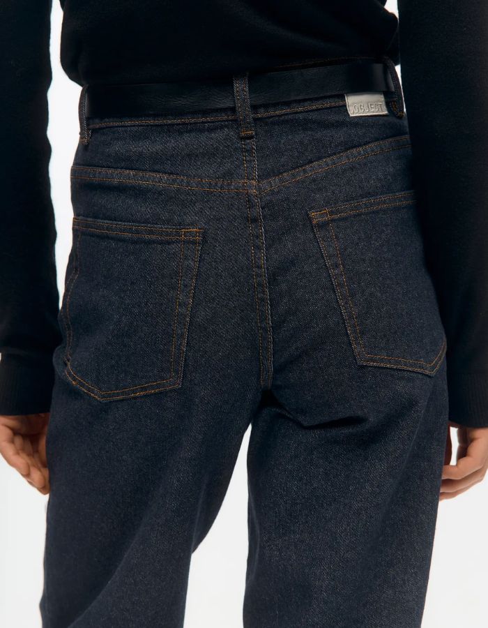 Vue de dos du Jean large taille mi-haute pour femme en denim bleu foncé rincé, modèle Rio Mae Wide Jeans de la marque OBJECT. Présente une coupe wide leg 5 poches avec fermeture boutonnée et zippée.