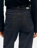 Vue de dos du Jean large taille mi-haute pour femme en denim bleu foncé rincé, modèle Rio Mae Wide Jeans de la marque OBJECT. Présente une coupe wide leg 5 poches avec fermeture boutonnée et zippée.