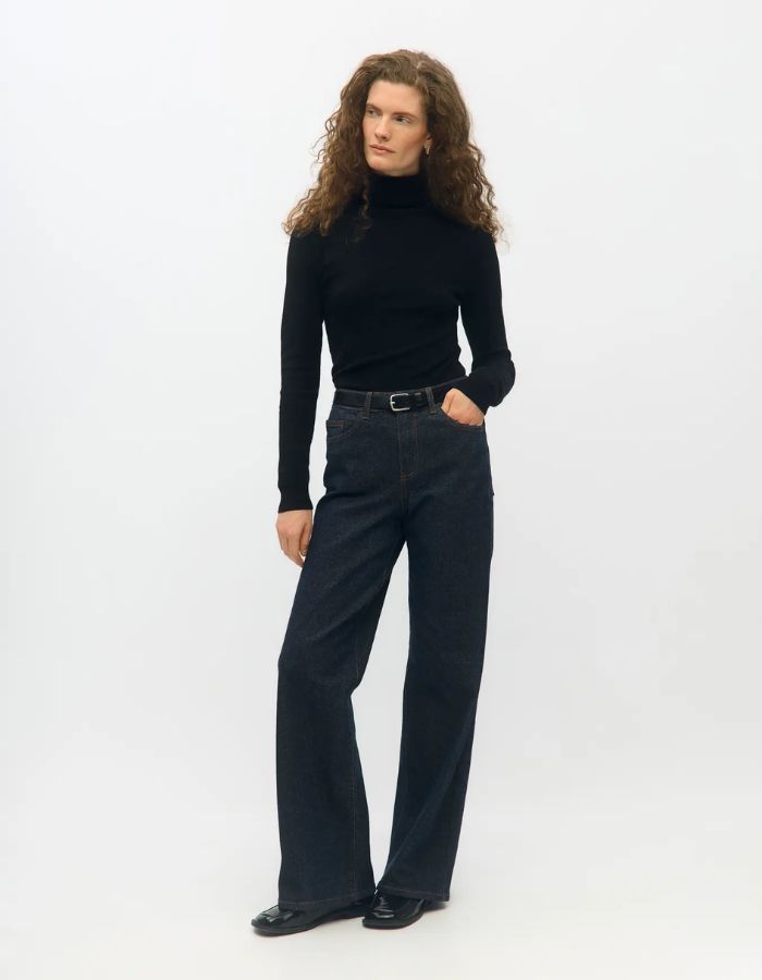 Vue de face du Jean large taille mi-haute pour femme en denim bleu foncé rincé, modèle Rio Mae Wide Jeans de la marque OBJECT. Présente une coupe wide leg 5 poches avec fermeture boutonnée et zippée.