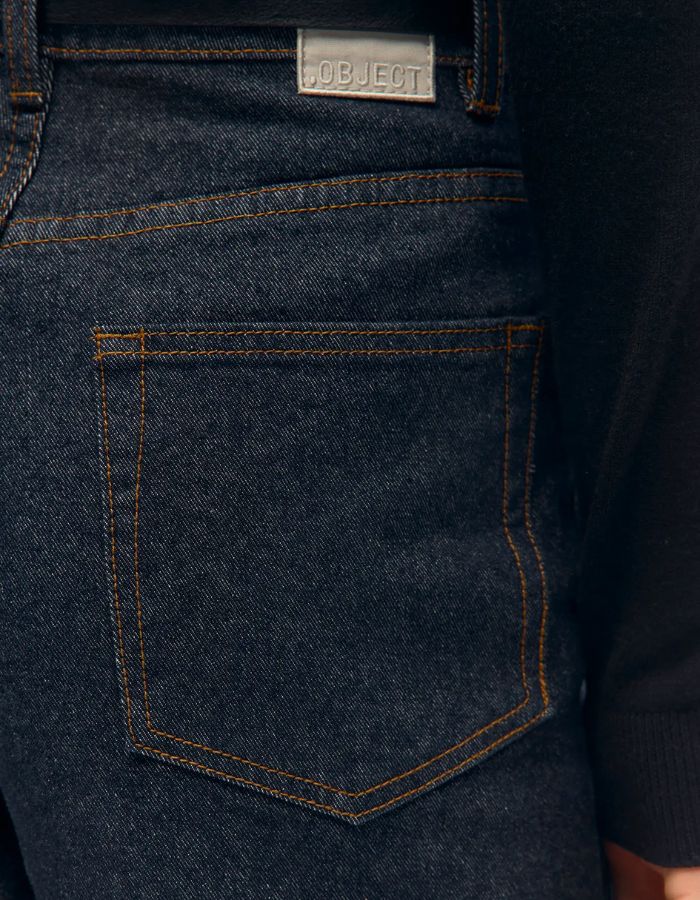 Poche du Jean large taille mi-haute pour femme en denim bleu foncé rincé, modèle Rio Mae Wide Jeans de la marque OBJECT. Présente une coupe wide leg 5 poches avec fermeture boutonnée et zippée.