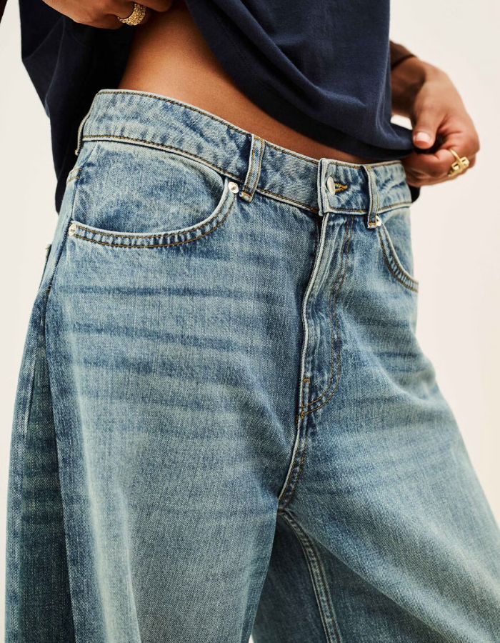 Ceinture du Jean large taille basse pour femme en coton bio bleu patiné effet vieilli et rapiécé avec bandes contrastées et bas coupé franc, modèle Mislav Jean couleur Bluejean de la marque ba&sh.