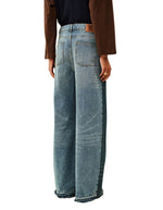 Dos du Jean large taille basse pour femme en coton bio bleu patiné effet vieilli et rapiécé avec bandes contrastées et bas coupé franc, modèle Mislav Jean couleur Bluejean de la marque ba&sh.