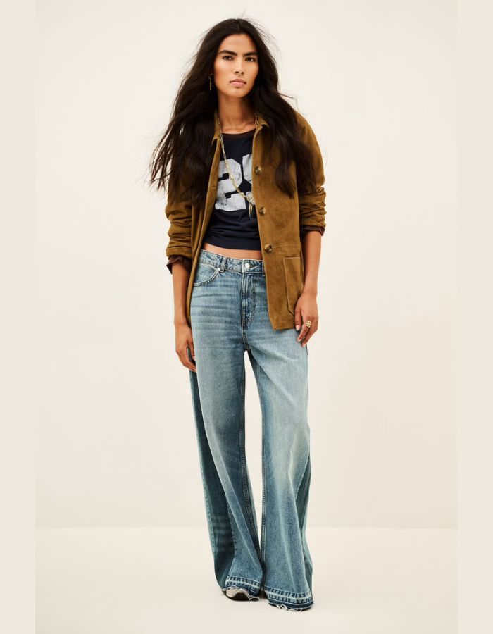 Silhouette avec le Jean large taille basse pour femme en coton bio bleu patiné effet vieilli et rapiécé avec bandes contrastées et bas coupé franc, modèle Mislav Jean couleur Bluejean de la marque ba&sh.