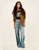 Silhouette avec le Jean large taille basse pour femme en coton bio bleu patiné effet vieilli et rapiécé avec bandes contrastées et bas coupé franc, modèle Mislav Jean couleur Bluejean de la marque ba&sh.