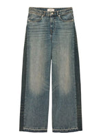 Jean large taille basse pour femme en coton bio bleu patiné effet vieilli et rapiécé avec bandes contrastées et bas coupé franc, modèle Mislav Jean couleur Bluejean de la marque ba&sh.