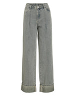 Jean Vivian femme en denim bleu clair, coupe regular, taille mi-haute, avec ourlets retroussés.