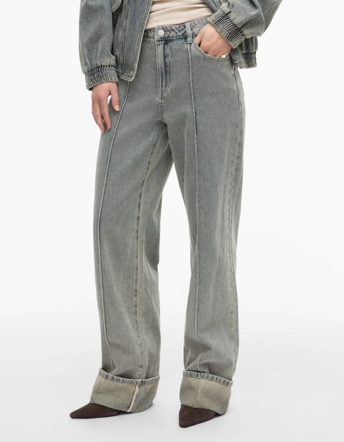 Jean Vivian femme en denim gris clair, coupe regular, taille mi-haute, avec coutures apparentes et revers.