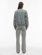 Ensemble jean et veste bomber en denim bleu clair pour femme, coupe regular.