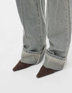 Jean Vivian denim bleu clair, coupe regular, taille mi-haute, avec ourlets retroussés et chaussures marron.