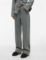 Jean Vivian femme en denim bleu clair délavé, coupe regular, taille mi-haute, avec coutures apparentes et ourlets larges.