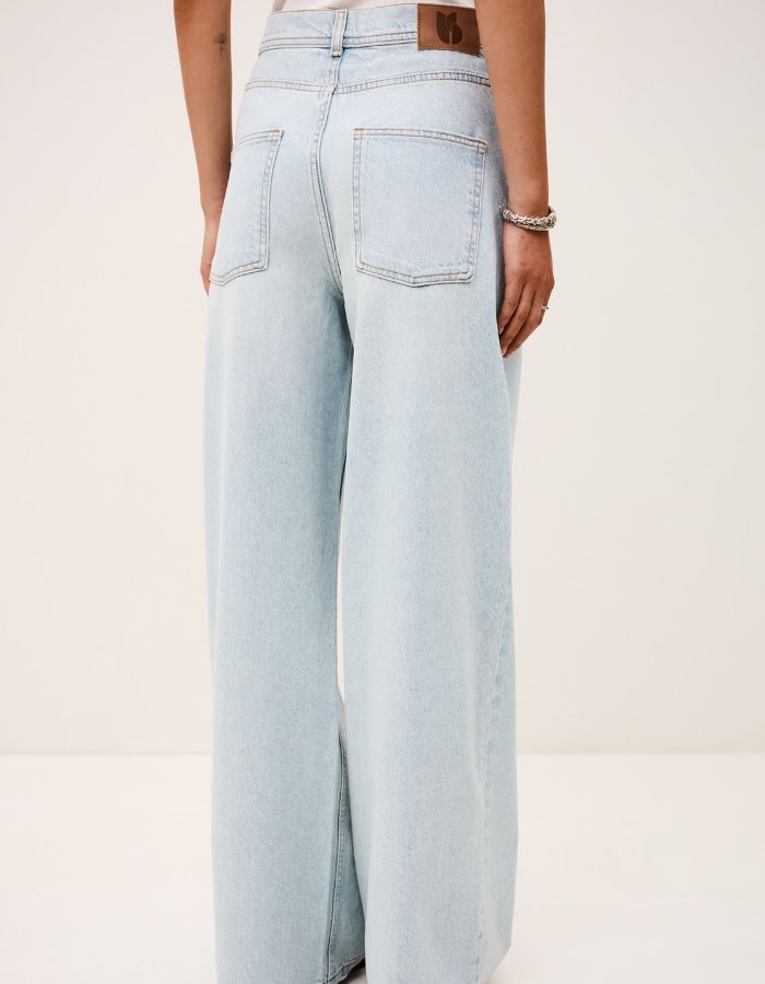Jean Zoel Bleachblue ba&sh en coton biologique, coupe large, avec poches arrière et étiquette logo.