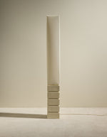 Vue générale du Lampadaire totem Tower par Maison Sarah Lavoine. Pied élancé en céramique émaillée écru et abat-jour cylindrique en coton assorti. Design sculptural contemporain fabriqué au Portugal, hauteur 129,5 cm.