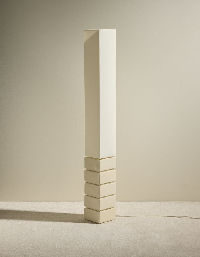 Vue de côté duLampadaire totem Tower par Maison Sarah Lavoine. Pied élancé en céramique émaillée écru et abat-jour cylindrique en coton assorti. Design sculptural contemporain fabriqué au Portugal, hauteur 129,5 cm.