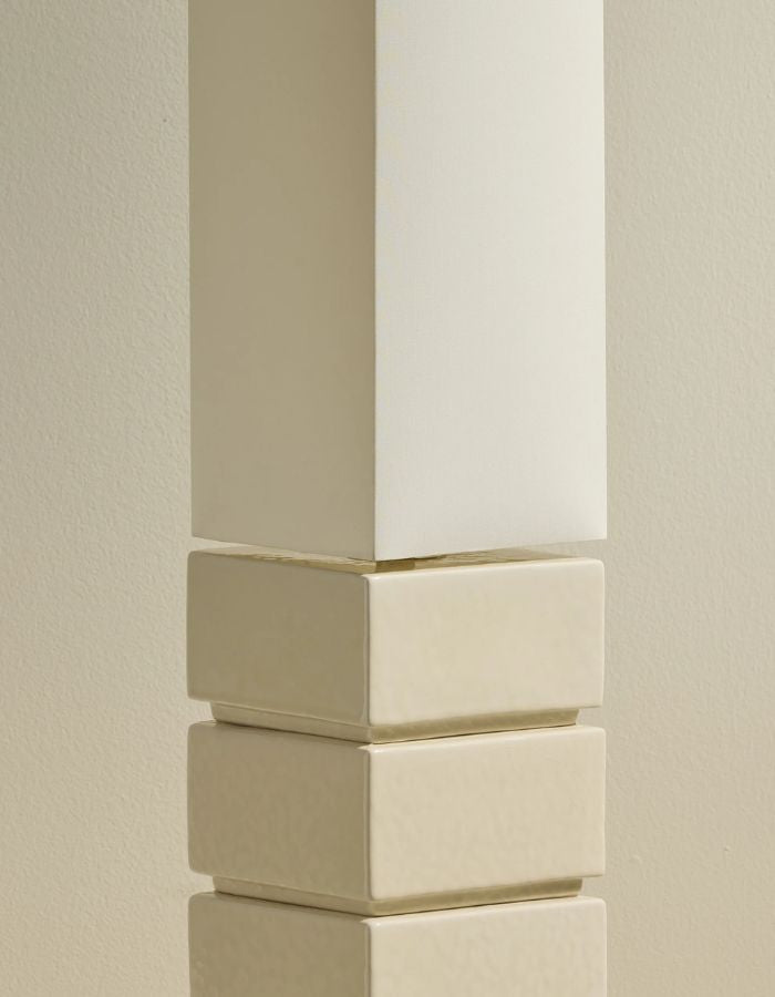 Détail du Lampadaire totem Tower par Maison Sarah Lavoine. Pied élancé en céramique émaillée écru et abat-jour cylindrique en coton assorti. Design sculptural contemporain fabriqué au Portugal, hauteur 129,5 cm.