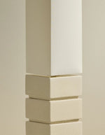 Détail du Lampadaire totem Tower par Maison Sarah Lavoine. Pied élancé en céramique émaillée écru et abat-jour cylindrique en coton assorti. Design sculptural contemporain fabriqué au Portugal, hauteur 129,5 cm.