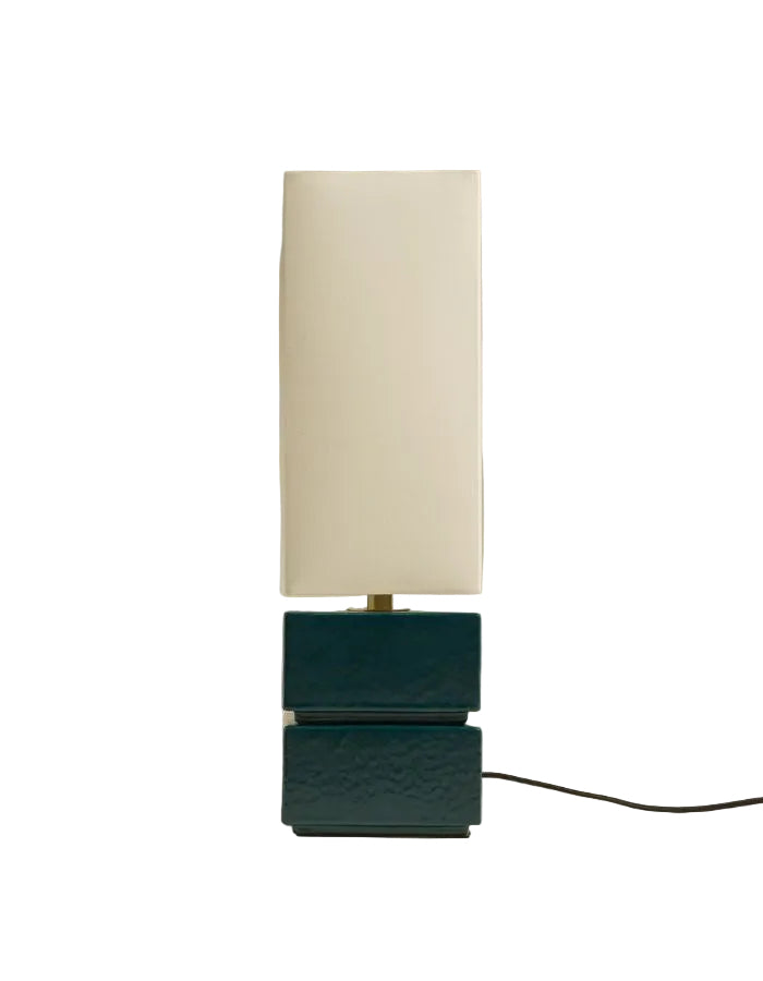 Lampe à poser design Tower par Maison Sarah Lavoine. Pied totem en céramique émaillée Bleu Sarah et abat-jour cylindrique en coton écru. Fabrication artisanale au Portugal, hauteur 51,2 cm.
