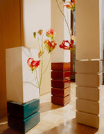 Photo d'ambiance de la Lampe à poser design Tower par Maison Sarah Lavoine. Pied totem en céramique émaillée Bleu Sarah et abat-jour cylindrique en coton écru. Fabrication artisanale au Portugal, hauteur 51,2 cm.