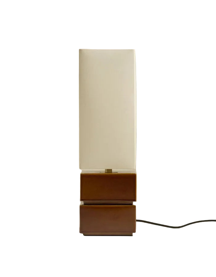 Lampe à poser design Tower par Maison Sarah Lavoine. Pied totem en céramique émaillée coloris Noisette et abat-jour rectangulaire en coton écru. Fabrication artisanale au Portugal, hauteur 51,2 cm