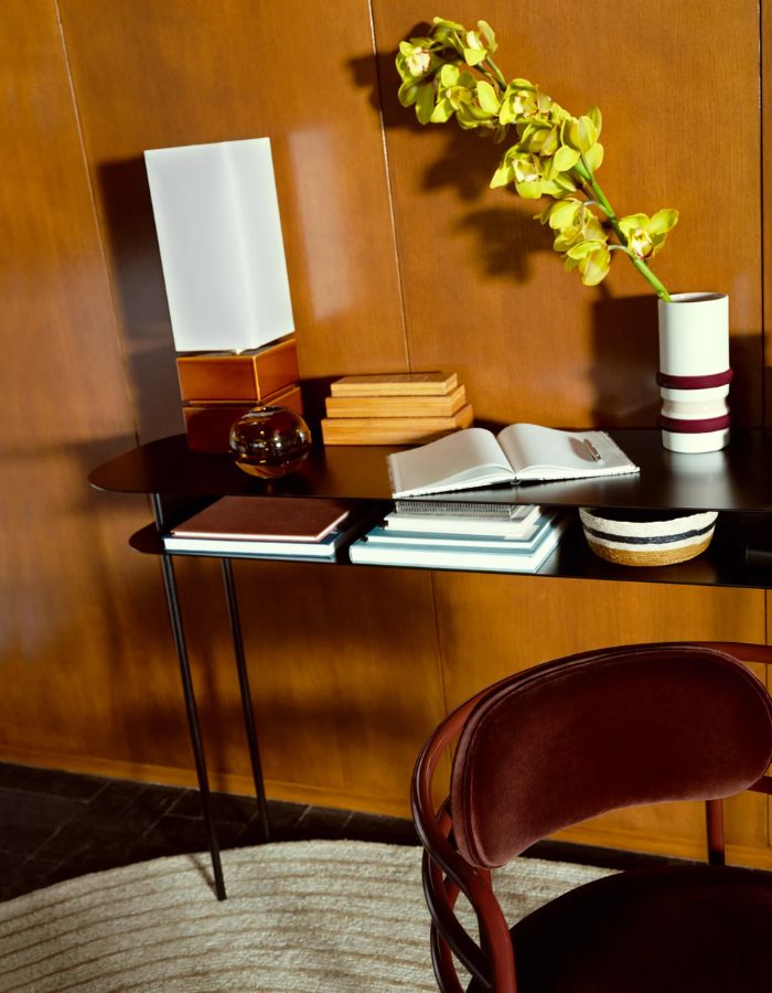 Photo d'ambiance de la Lampe à poser design Tower par Maison Sarah Lavoine. Pied totem en céramique émaillée coloris Noisette et abat-jour rectangulaire en coton écru. Fabrication artisanale au Portugal, hauteur 51,2 cm