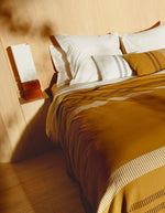 Mise en situation de la Lampe à poser design Tower par Maison Sarah Lavoine. Pied totem en céramique émaillée coloris Noisette et abat-jour rectangulaire en coton écru. Fabrication artisanale au Portugal, hauteur 51,2 cm