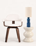 Ambiance déco avec la Lampe à poser sculpturale en céramique bleue D18 H55cm pour douille E27, modèle Intense de la marque OPJET.