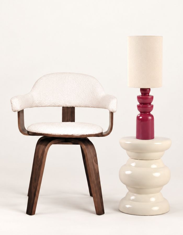 Ambiance déco avec la Lampe à poser sculpturale en céramique burgundy bordeaux D18 H55cm pour douille E27, modèle Intense de la marque OPJET.