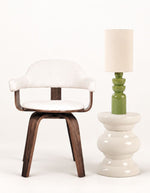 Ambiance déco avec la Lampe à poser sculpturale en céramique vert matcha D18 H55cm pour douille E27, modèle Intense de la marque OPJET.