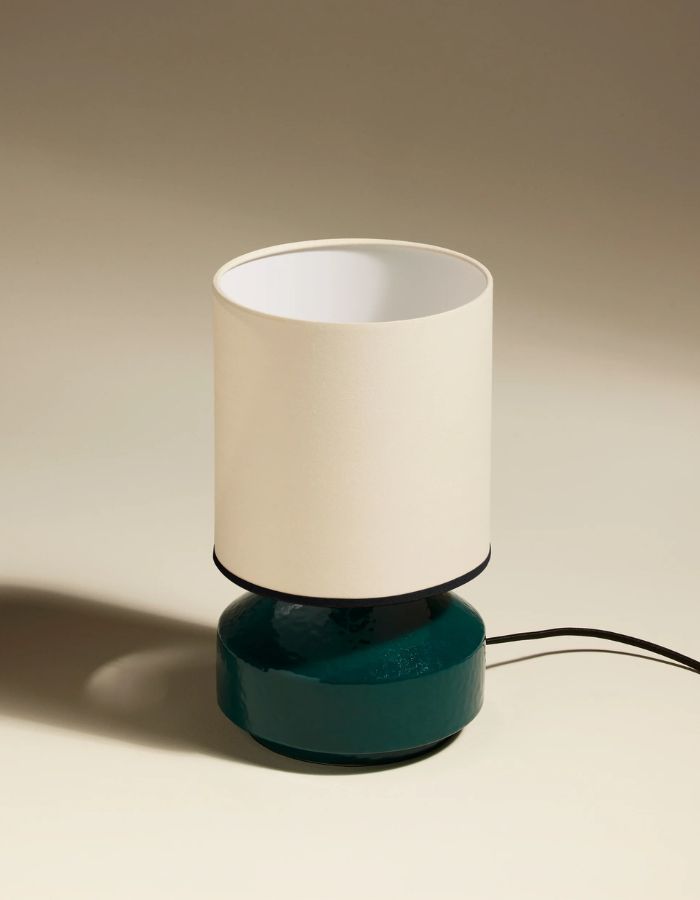 Lampe Claude Bleu Sarah, petite lampe de table avec pied en céramique émaillée bleu-vert et abat-jour blanc.