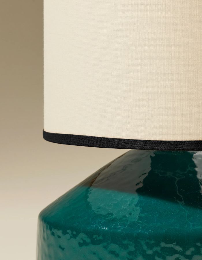 Lampe Claude Bleu Sarah, petit format, avec pied en céramique texturée bleu-vert et abat-jour crème bordé de noir.