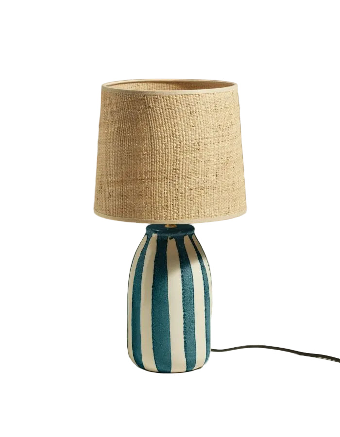 Lampe Palmaria bleu Sarah Lavoine avec pied en céramique rayé bleu et blanc, abat-jour en rabane naturelle.