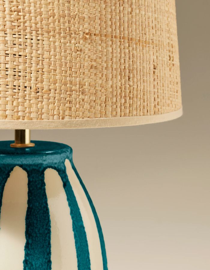 Lampe Palmaria bleu Sarah Lavoine avec pied en céramique rayé bleu et blanc, abat-jour en rabane naturelle.