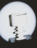 Photo d'ambiance avec la Lampe de table sculpturale géométrique en papier mâché blanc modelé à la main, design Marie Michielssen