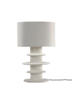 Lampe de table sculpturale géométrique en papier mâché blanc modelé à la main, design Marie Michielssen