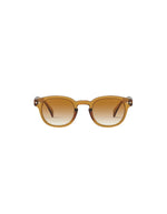 Lunettes de soleil unisexes IZIPIZI modèle #C de forme carrée vintage épaisse. La monture brillante arbore une couleur miel ocre ambrée et translucide nommée Golden Canyon, associée à des verres solaires polarisés protecteurs.