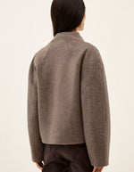 Dos du Manteau court pour femme en laine double face marron avec fermeture boutonnée asymétrique et col montant modulable, modèle Kemelia de la marque BA&SH