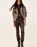 Vue de face du Manteau court pour femme en laine double face marron avec fermeture boutonnée asymétrique et col montant modulable, modèle Kemelia de la marque BA&SH