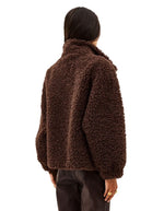 Dos du Manteau court oversize pour femme en fourrure bouclette marron chocolat avec col camionneur zippé et cordon de serrage, modèle Sonjo de la marque BA&SH