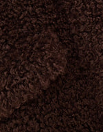Matière du Manteau court oversize pour femme en fourrure bouclette marron chocolat avec col camionneur zippé et cordon de serrage, modèle Sonjo de la marque BA&SH