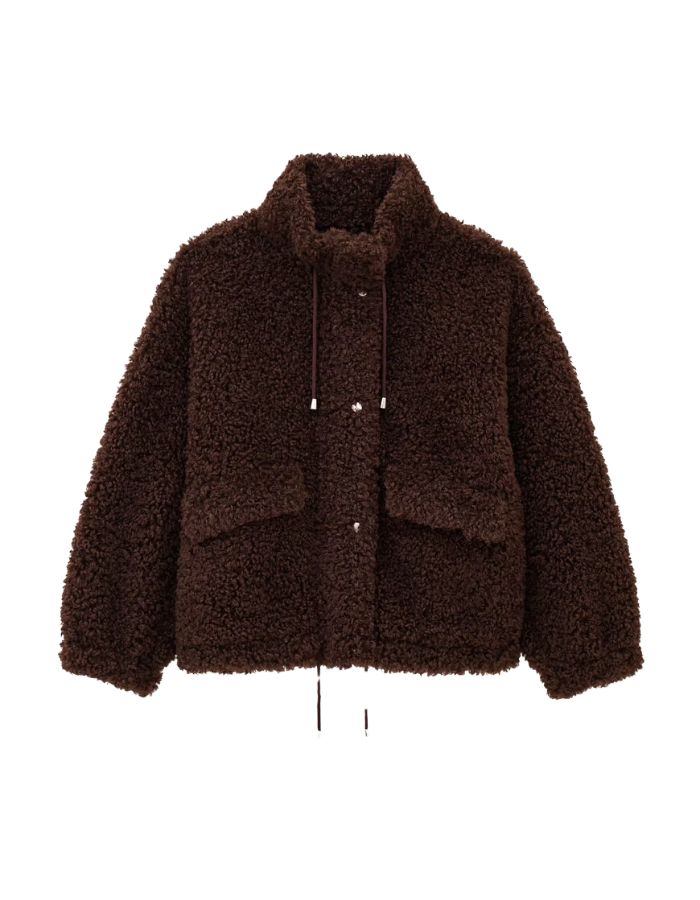 Manteau court oversize pour femme en fourrure bouclette marron chocolat avec col camionneur zippé et cordon de serrage, modèle Sonjo de la marque BA&SH