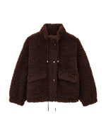 Manteau court oversize pour femme en fourrure bouclette marron chocolat avec col camionneur zippé et cordon de serrage, modèle Sonjo de la marque BA&SH