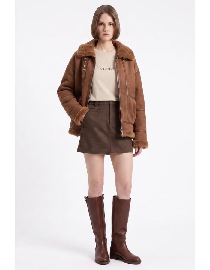 Vue de face du Manteau court zippé marron style aviateur avec col et doublure en fausse peau lainée et poches plaquées