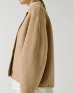Manche du Manteau court pour femme en laine double face beige chiné, modèle Windsor de la marque SOEUR. Présente une coupe ample au volume rond, un col asymétrique, une patte de boutonnage semi-cachée et deux grandes poches plaquées sur le devant.