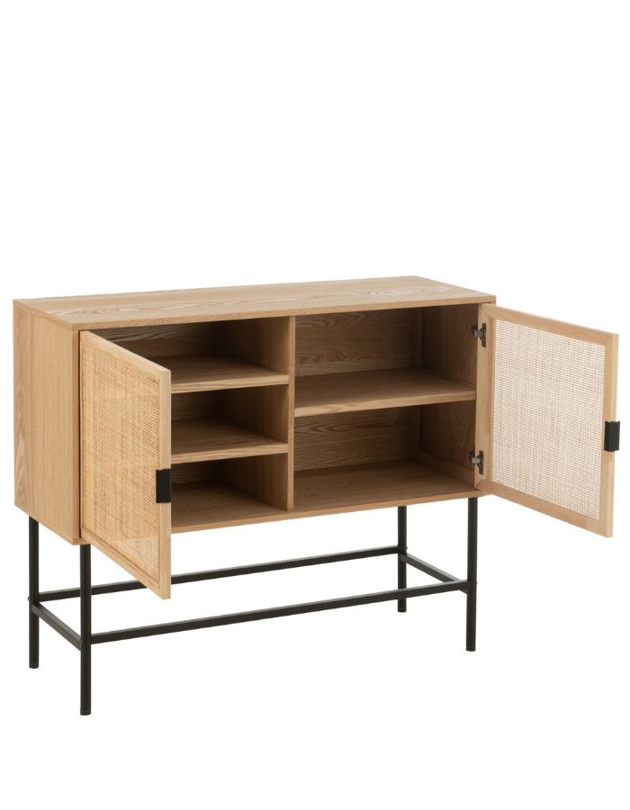 Vue du Meuble bas ouvert en bois naturel et métal noir avec portes en cannage. Meuble de rangement design, pratique et moderne pour salon ou entrée.