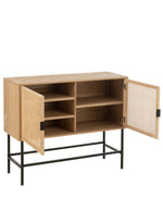 Vue du Meuble bas ouvert en bois naturel et métal noir avec portes en cannage. Meuble de rangement design, pratique et moderne pour salon ou entrée.
