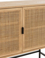 Portes du Meuble bas bois naturel et métal noir avec portes en cannage. Meuble de rangement design, pratique et moderne pour salon ou entrée.
