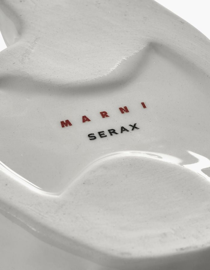 Signature du Mini vase en céramique blanche brillante sculpté en forme de hibou avec motifs peints à la main collection Marni