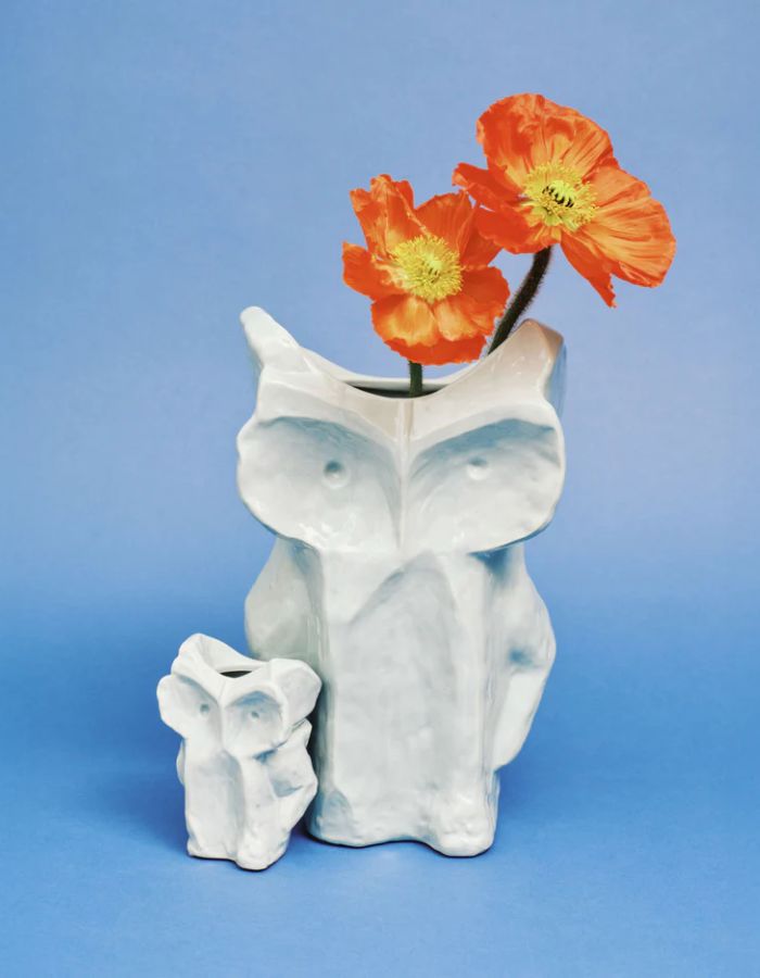 Photo d'ambiance du mini vase sculptural Owl (taille XS) en grès bleu clair par Marni pour Serax, silhouette de hibou stylisé finie à la main, H 12 cm.